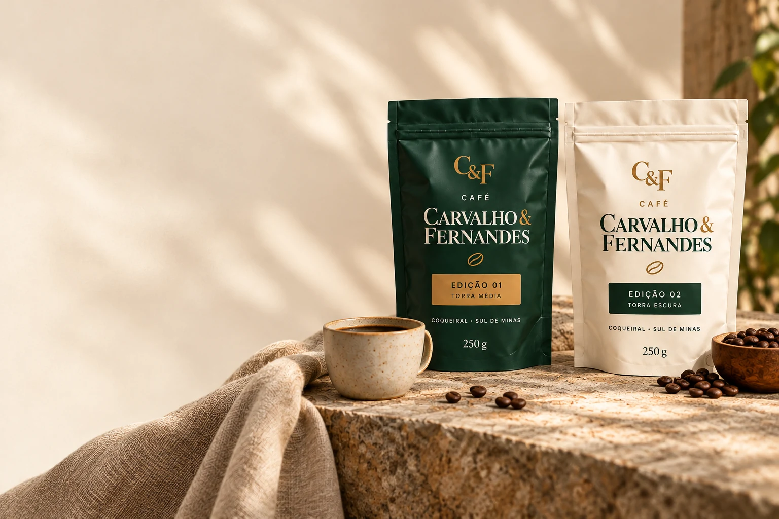 Embalagens verde e marfim da Café Carvalho & Fernandes ao lado de uma xícara de café